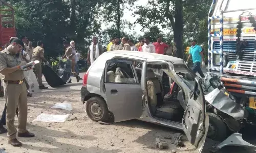 Fatehpur Road Accident: फतेहपुर में दर्दनाक हादसा, अंतिम संस्कार में जा रहे कार को मारी टक्कर, सभी 5 लोगों की दर्दनाक मौत