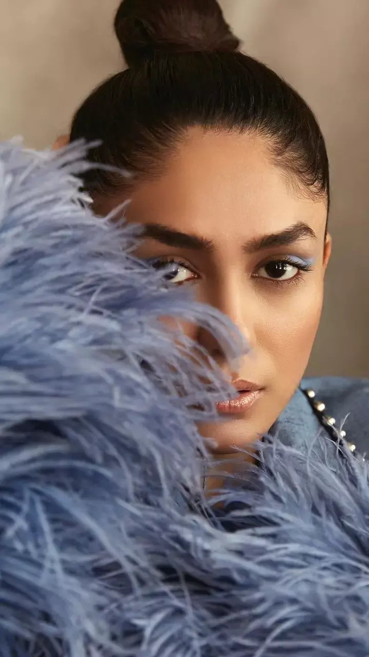 Mrunal Thakur का दिलकश फोटोशूट, रिवीलिंग अवतार ने इंटरनेट पर मचाई हलचल...