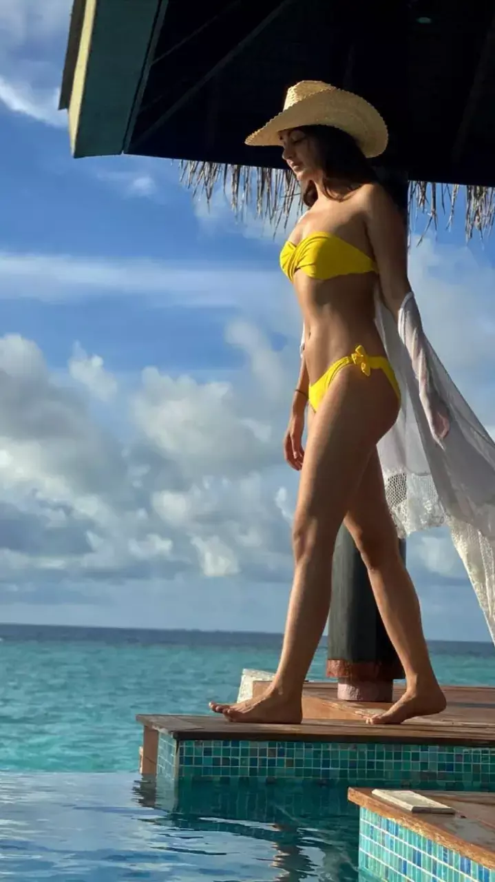 Kiara Advani Video: पति सिद्धार्थ मल्होत्रा ​​के साथ मोनोकिनी में दिखीं बर्थडे गर्ल, देखें VIDEO