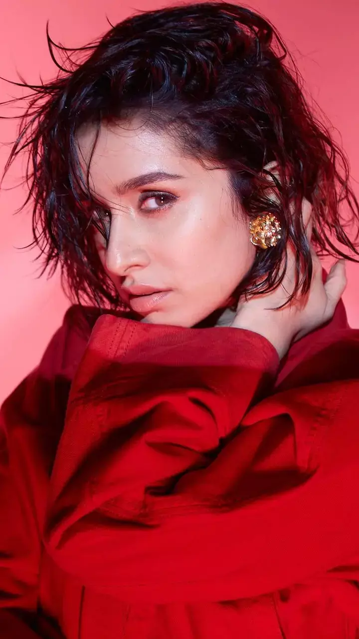 रेड आउटफिट में Shraddha Kapoor लगीं बेहद खूबसूरत, नया हॉट फोटोशूट ने मचा तहलका...