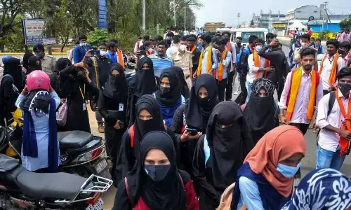 Mumbai Burqa Row:  कॉलेज ने बुर्का पहनी छात्राओं को प्रवेश से रोका, हंगामे के बाद दी अनुमति
