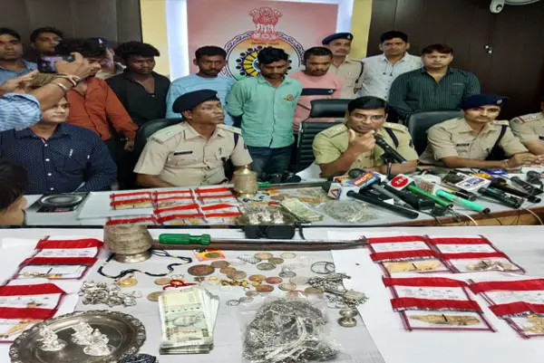 Bilaspur News: चाेरी के जेवर को बैंक में गिरवी रख लिया गोल्ड लोन, फिर करने लगे अय्याशी, स्पोर्ट अधिकारी सहित तीन घरों में चोरी करने वाले 5 चोर गिरफ्तार