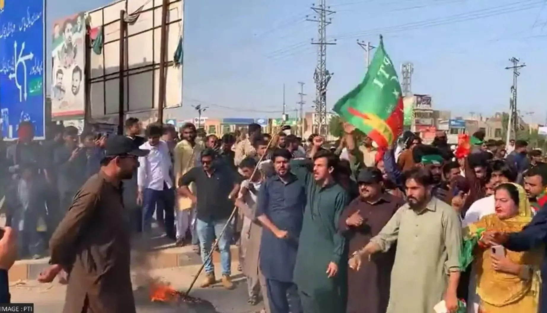 Imran Khan Arrest: इमरान खान की गिरफ्तारी के बाद लाहौर में बवाल, कार्यकर्ता सड़कों पर उतरे Imran Khan Arrest: इमरान खान की गिरफ्तारी के बाद लाहौर में बवाल, कार्यकर्ता सड़कों पर उतरे
