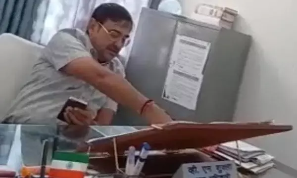 CG: देखिए रिश्वत का Video: पेट्रोल पंप संचालक से रिश्वत लेते वायरल हुआ वीडियो, फूड ऑफिसर निलंबित, देखिए वीडियो और आदेश...