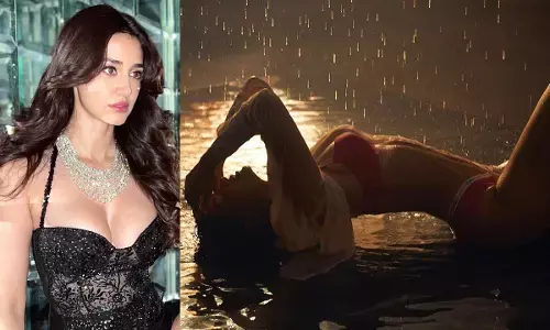 Disha Patni Photos: दिशा पाटनी की बवाल जवानी के जलवे, भरी बारिश में बिकिनी पहन करवाया किलर फोटोशूट, क्या आपने दिखीं...
