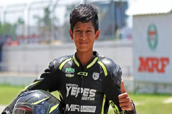 Racer Shreyas Harish Death:13 साल के बाइक रेसर की मौत, रचा था इतिहास, रेस के दौरान गई जान Racer Shreyas Harish Death:13 साल के बाइक रेसर की मौत, रचा था इतिहास, रेस के दौरान गई जान