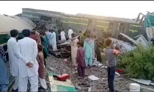 Pakistan Train Accident: पाकिस्तान में हजारा एक्सप्रेस की 10 बोगियां पटरी से उतरीं, 15 लोगों की मौत