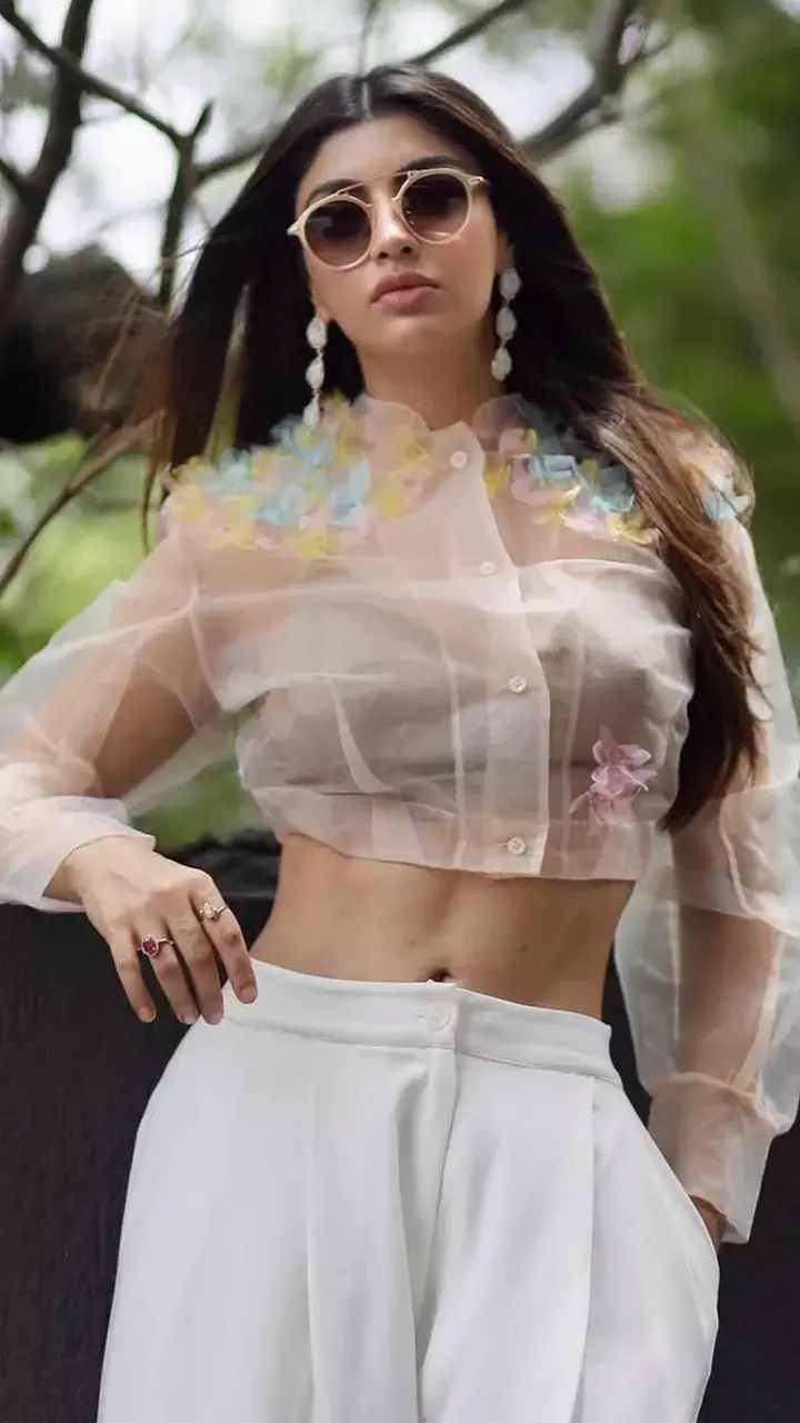 Akanksha Puri की लेटेस्ट फोटोशूट ने मचाया तहलका, तस्वीर देख फैंस की अटकी सांसे...