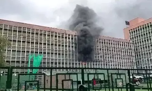 Delhi AIIMS: दिल्ली एम्स के एंडोस्कोपी रूम में लगी आग, मौके पर पहुंची 6 दमकल गाड़ियां, मरीजों को निकाला बाहर