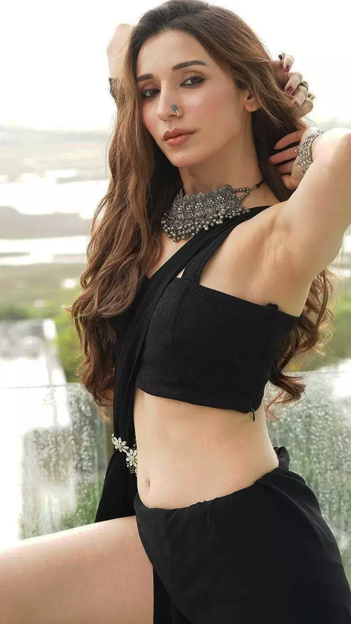 Heli Daruwala के इस कातिल अंदाज पर फिदा हुए फैंस, हसीन हुस्न ने इंटनेट पर मचाया तहलका...