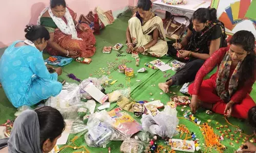 Surajpur News: रीपा में निर्मित स्थानीय राखियों से सजेंगी भाइयों की कलाइयाँ...