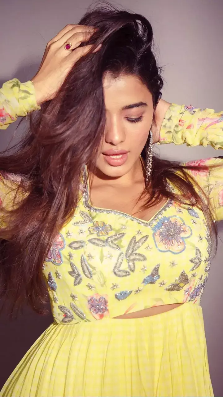 देसी लुक में Ketika Sharma ने मचाया तहलका, हॉट लुक देख घायल हुआ फैंस, देखें फोटो