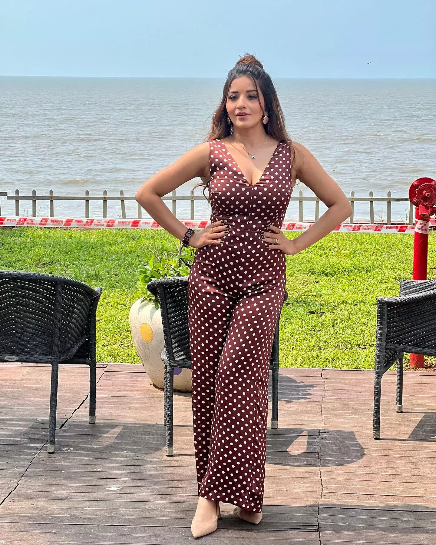 Monalisa HOT Photos: मोनालिसा ने हॉट सूट में शेयर की तस्वीरें, दिए गरमा गरम पोज़