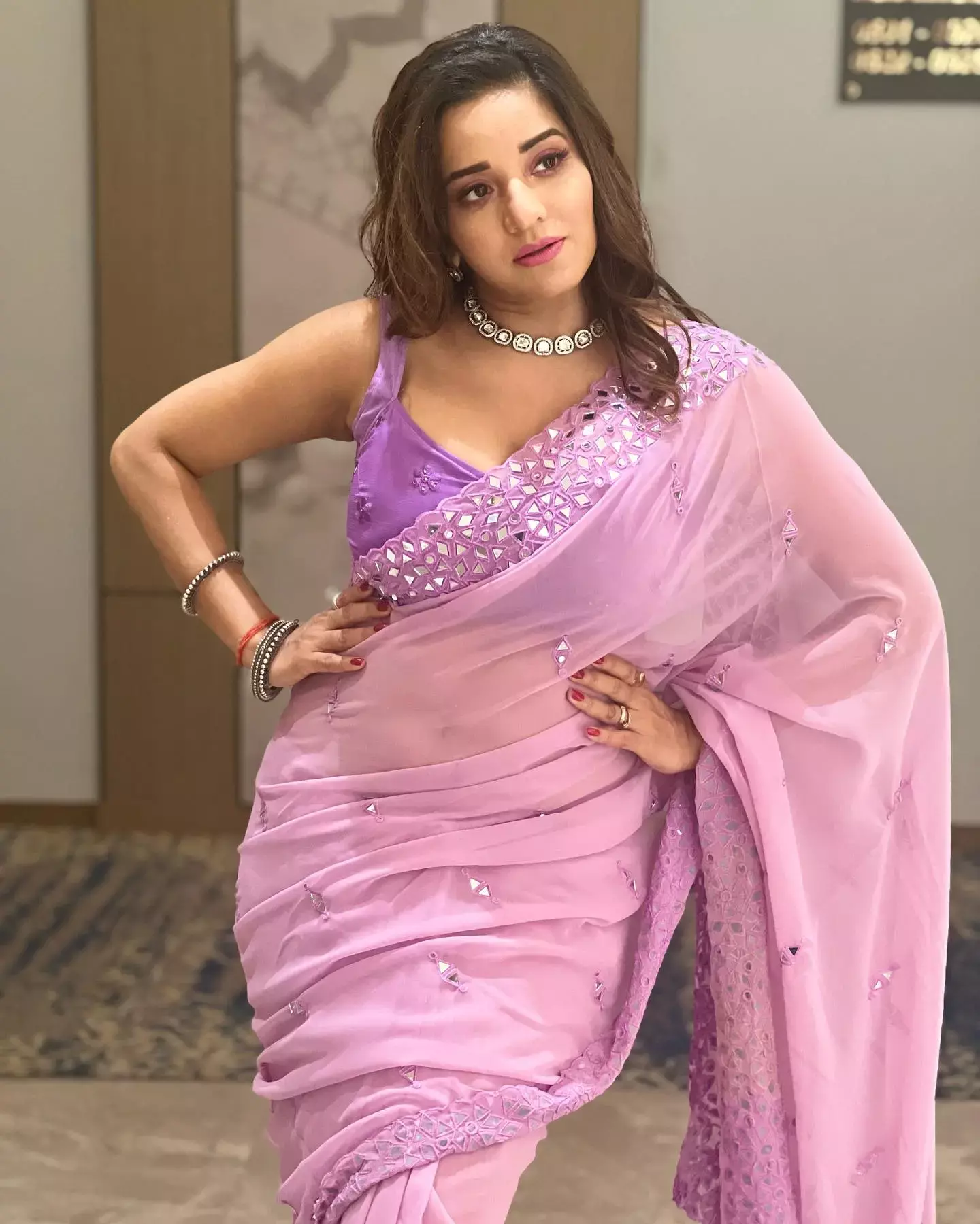 Monalisa HOT Photos: मोनालिसा ने हॉट सूट में शेयर की तस्वीरें, दिए गरमा गरम पोज़