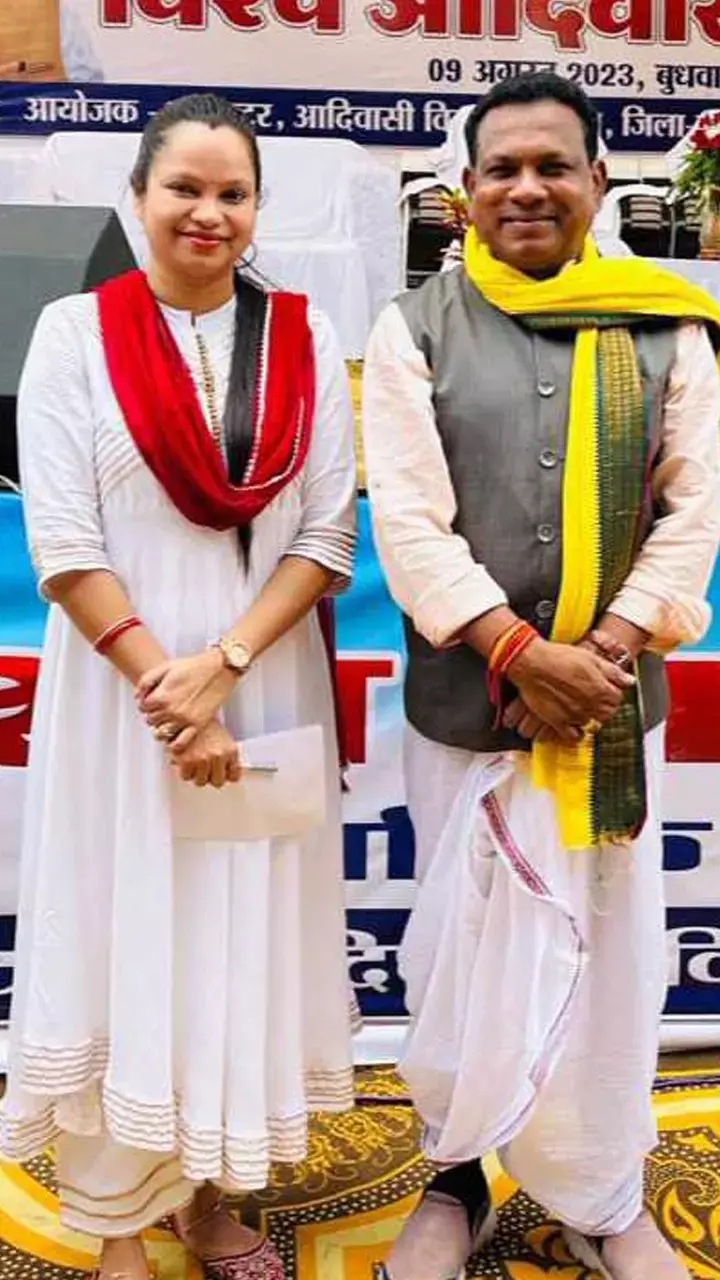 Chhattisgarh News: आदिवासी रंग में कलेक्टर: विश्व आदिवासी दिवस पर छत्तीसगढ़ के ये कलेक्टर आदिवासी रंग में, देखिए फोटो