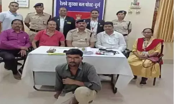 Durd News: फर्जी टीटी गिरफ्तार, यात्रियों से करता था वसूली... नकली आईडी संदिग्ध दस्तावेज बरामद...