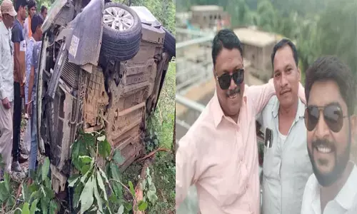 Gariyaband News: घूमने जा रहे लोगों की कार पेड़ से टकराई, प्रधान आरक्षक सहित दो की मौत, दो घायल