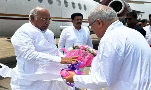 Chairman Mallikarjun Kharge: कांग्रेस के राष्ट्रीय अध्यक्ष मल्लिकार्जुन खड़गे पहुंचे रायपुर...देखिए तस्वीरें...