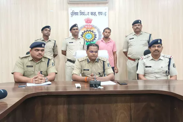 Raigarh News: कुएं में मिले महिला के नरकंकाल की गुत्थी सुलझी, प्रेमिका की हत्या कर बोरियों में पैक कर फ़ेंक दिया था कुएं में Raigarh News: कुएं में मिले महिला के नरकंकाल की गुत्थी सुलझी, प्रेमिका की हत्या कर बोरियों में पैक कर फ़ेंक दिया था कुएं में