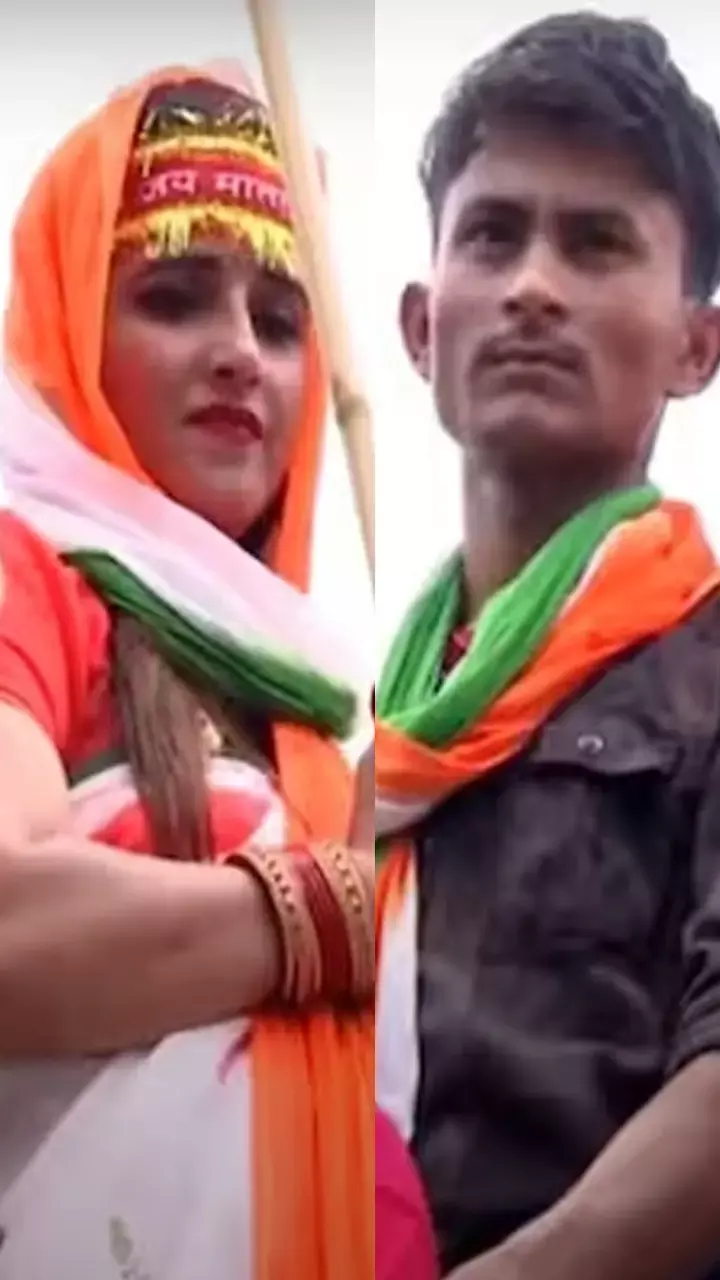 हाथ में तिरंगा, माथे पर माता की लाल चुनरी, सचिन की लव डोज सीमा ने फहराया झड़ा, लगाए पाकिस्तान मुर्दाबाद के नारे...