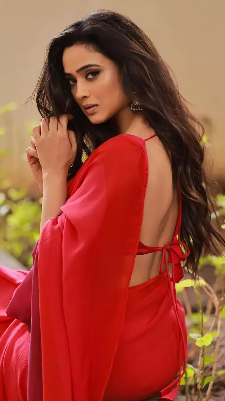 Shweta Tiwari साड़ी में फिर मची तबाही, दिया ऐसी हॉट पोज, देखते रह गए लोग...