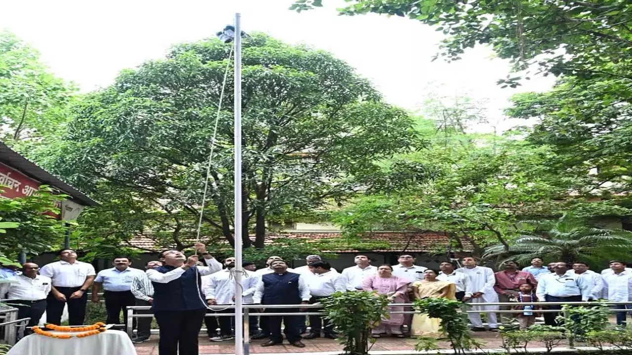 जनसंपर्क संचालनालय में डीपीआर सौमिल चौबे ने किया ध्वजारोहण...