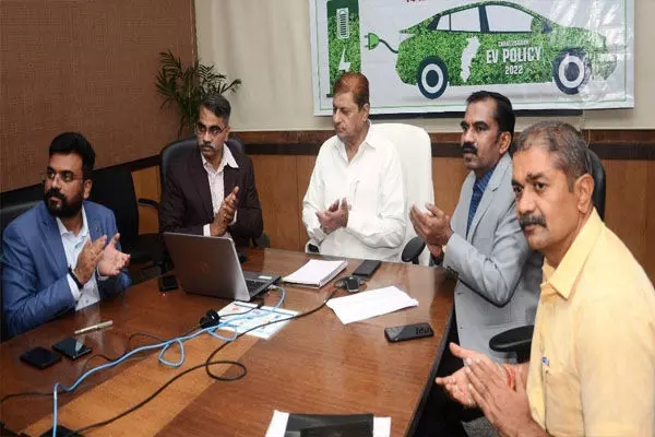 छत्तीसगढ़ में इलेक्ट्रिक वाहनों के प्रति बढ़ रहा लोगों का रूझान, खरीदी पर 10 प्रतिशत सब्सिडी... छत्तीसगढ़ में इलेक्ट्रिक वाहनों के प्रति बढ़ रहा लोगों का रूझान, खरीदी पर 10 प्रतिशत सब्सिडी...