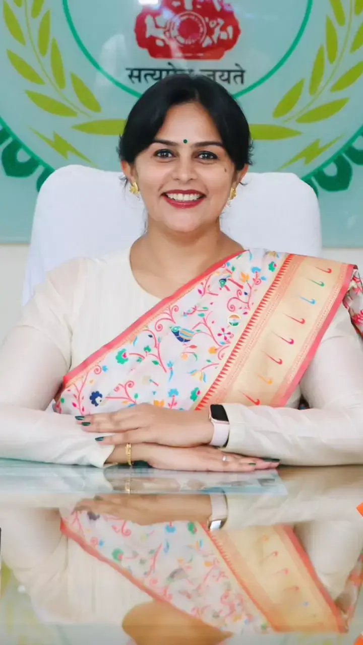 जानिये देश की खूबसूरत कलेक्टर डॉ0 प्रियंका शुक्ला के बारे में...