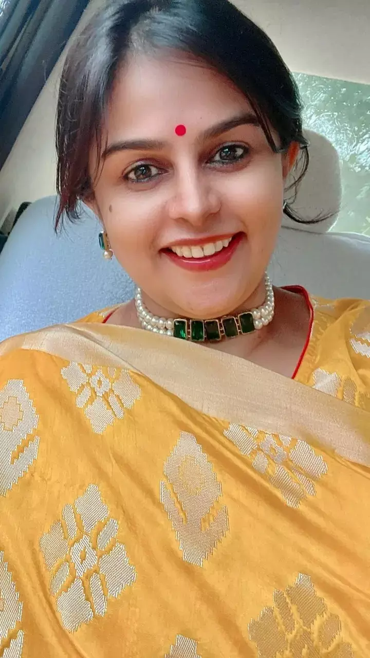 जानिये देश की खूबसूरत कलेक्टर डॉ0 प्रियंका शुक्ला के बारे में...