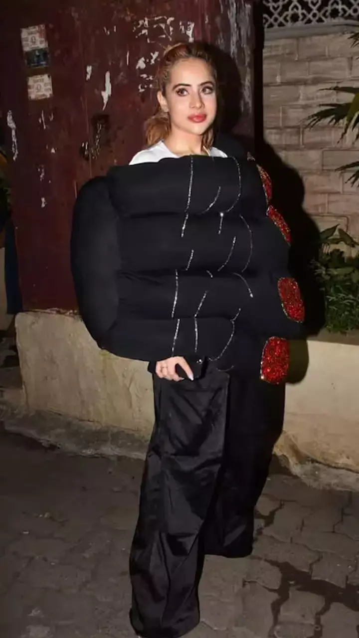 OMG! ये किसका हाथ शरीर पर लगाए बाहर निकल आईं उर्फी, VIDEO देख दंग हो जाएंगे आप