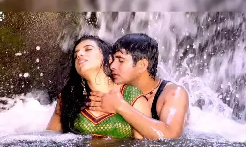 Bhojpuri Gana: अक्षरा सिंह का हॉट भोजपुरी गाना खोला ए राजाजी बलाउज के बटन हुआ वायरल