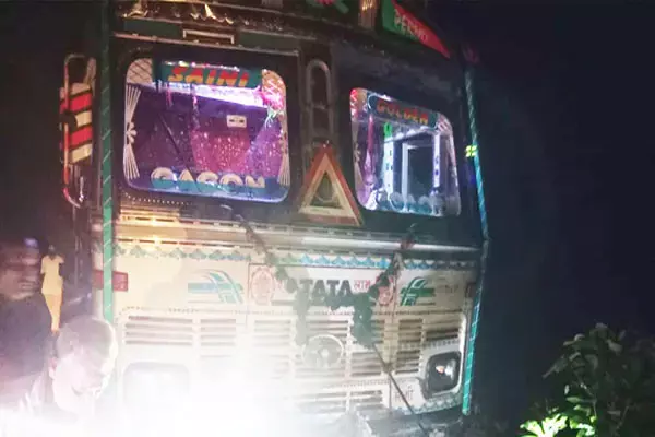 Dhamtari Accident-मां-बेटे की मौतः घर लौट रहे कार सवारों को तेज रफतार ट्र्क ने मारी टक्कर, मां-बेटे की मौत, बेटी सहित दो घायल...