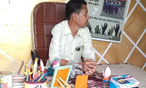 Kawardha News-शिक्षक सस्पेंड: टीचर ने स्कूल को बनाया मयखाना, क्लास रूम में ही पीने लगा शराब...