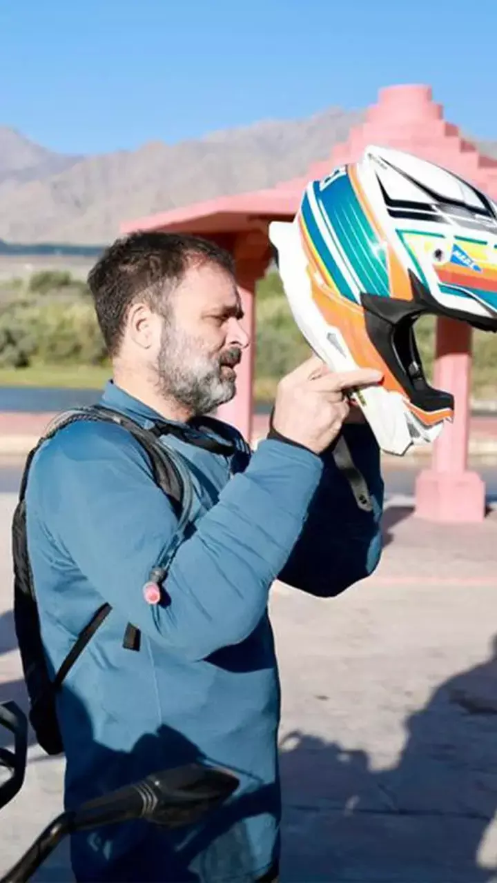 Rahul Gandhi Ka Bike Ride:  राहुल गांधी का नया लुक, लद्दाख में बाइक राइड करते नजर आए कांग्रेस नेता...