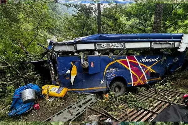 Gangotrikhai News: यात्रियों की बस खाई में गिरी, दर्शन कर लौट रहे थे 35 यात्री, 7 की मौत... Gangotrikhai News: यात्रियों की बस खाई में गिरी, दर्शन कर लौट रहे थे 35 यात्री, 7 की मौत...