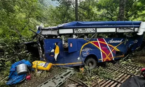 Gangotrikhai News: यात्रियों की बस खाई में गिरी, दर्शन कर लौट रहे थे 35 यात्री, 7 की मौत...