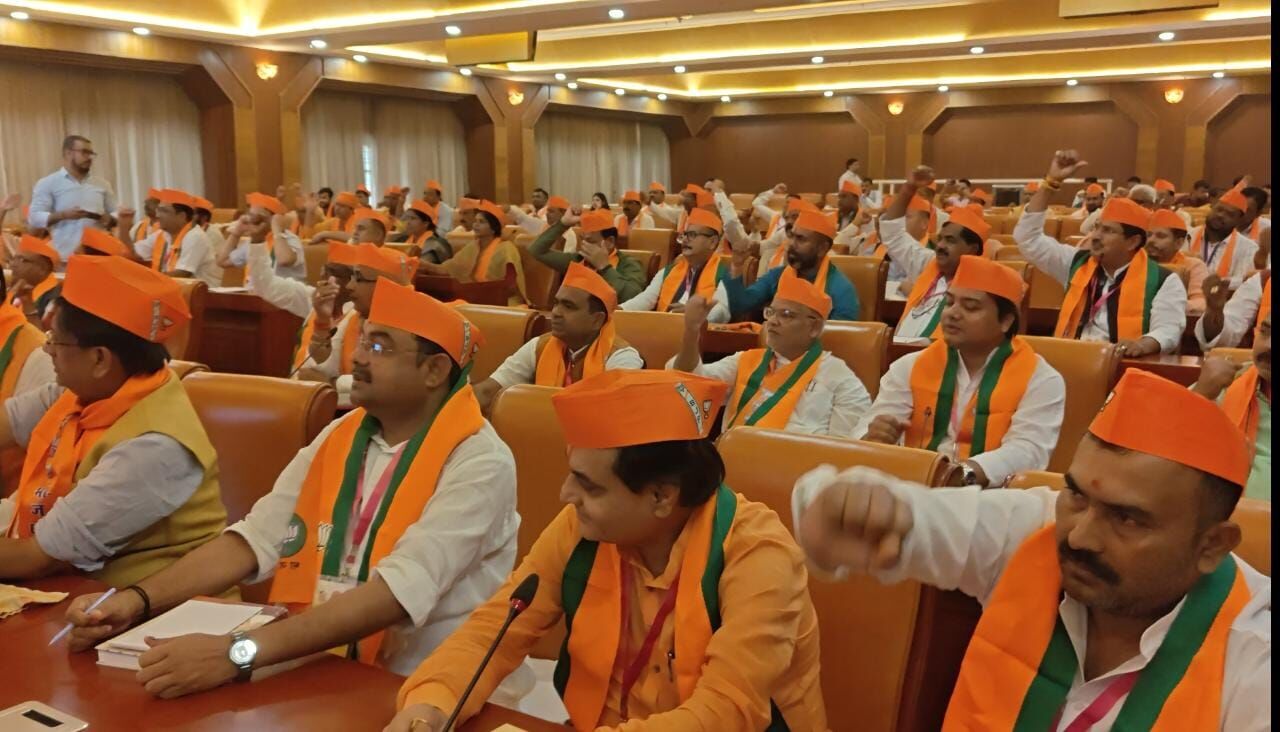 एक भारत श्रेष्ठ भारत अभियान के तहत बिहार, असम, ओडिशा, झारखंड, पश्चिम बंगाल के भाजपा विधायक छत्तीसगढ़ पहुंचे हुए हैं। यहां सोमवार को प्रदेश मुख्यालय में प्रशिक्षण वर्ग का आयोजन किया गया। एक भारत श्रेष्ठ भारत अभियान के तहत बिहार, असम, ओडिशा, झारखंड, पश्चिम बंगाल के भाजपा विधायक छत्तीसगढ़ पहुंचे हुए हैं। यहां सोमवार को प्रदेश मुख्यालय में प्रशिक्षण वर्ग का आयोजन किया गया।