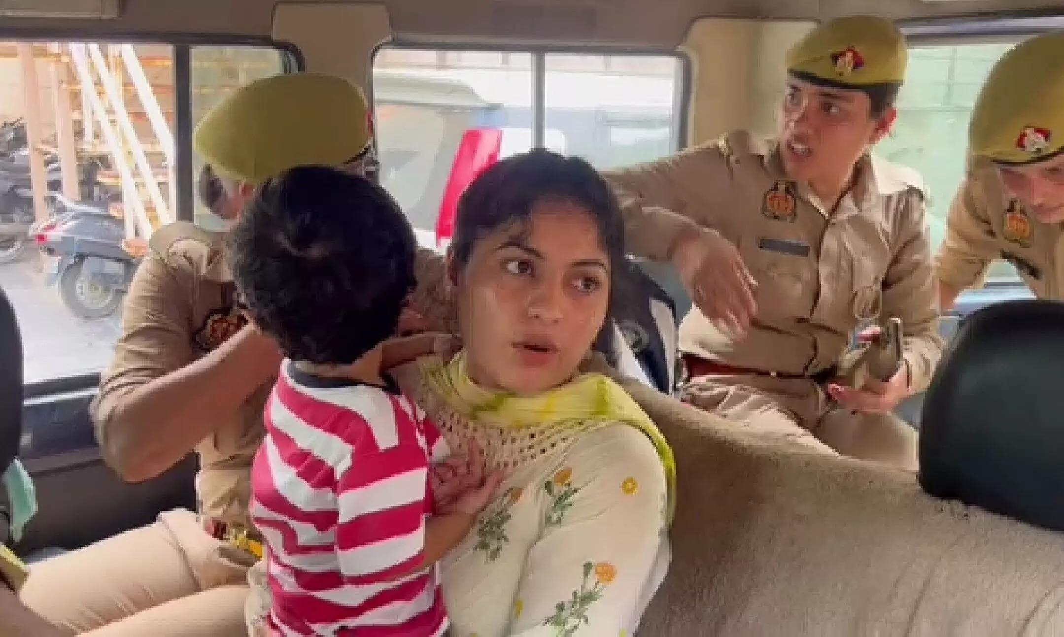 Sania Akhtar News : सीमा हैदर के बाद अब बांग्लादेश की सानिया अख्तर बच्चे को लेकर पहुंची नोएडा, जानिए क्या है पूरा मामला? Sania Akhtar News : सीमा हैदर के बाद अब बांग्लादेश की सानिया अख्तर बच्चे को लेकर पहुंची नोएडा, जानिए क्या है पूरा मामला?