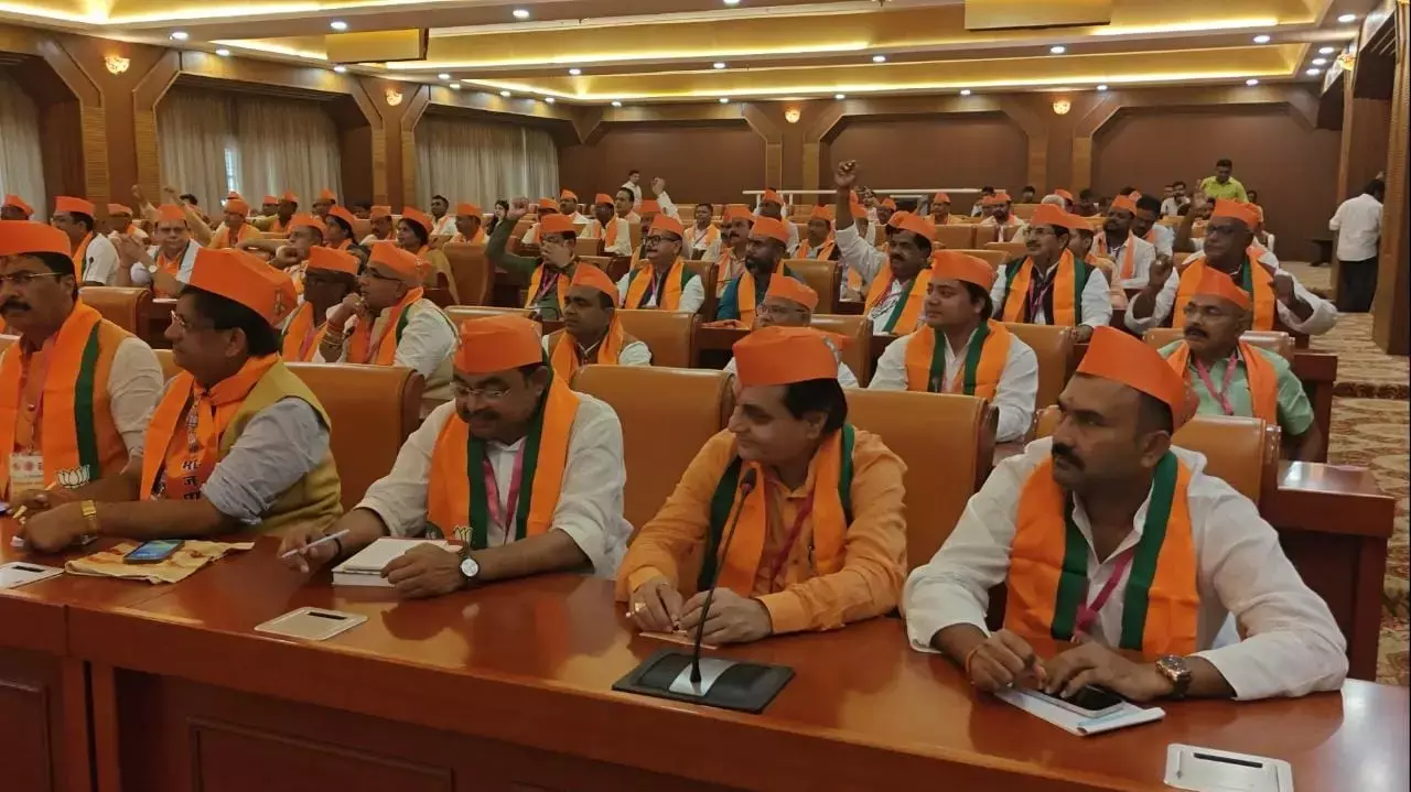 CG_BJP छत्‍तीसगढ़ पहुंचे पांच राज्‍यों के 57 विधायक, अलग-अलग जिलों में रहेंगे सप्‍ताहभर, कांग्रेस बोली- भाजपा के केंद्रीय नेतृत्‍व को प्रदेश के नेताओं पर नहीं है भरोसा