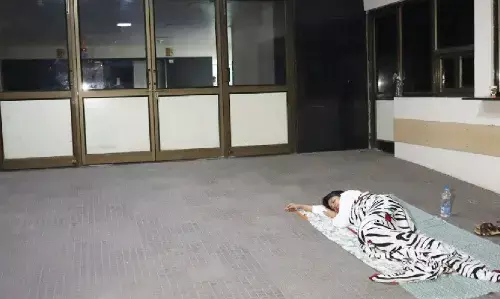 Delhi Minor Rape Case: बच्ची से मिलने पहुंचीं DCW चीफ स्वाति मालीवाल को पुलिस ने रोका, अस्पताल में धरने पर बैठीं