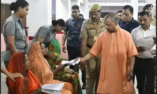 Yogi Adityanath News: CM योगी आदित्यनाथ का आदेश- जनता की समस्याओं पर संवेदनशीलता से ध्यान दें अधिकारी