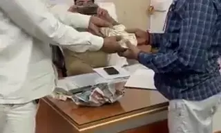 Noida News : 2.5 लाख लेन-देन का दरोगा ने बनाया वीडियो, कमिश्नर ने किया लाइन हाजिर