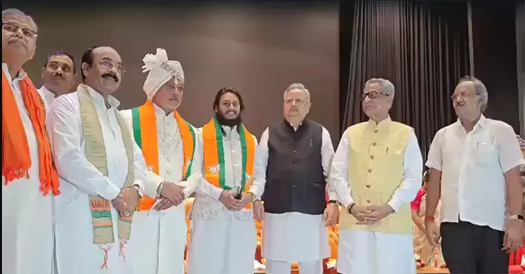 CG Political News: भाजपा में लौटे धर्म गुरु बालदास: बेटे गुरु खुशवंत के साथ किया भाजपा प्रवेश, इस सीट से की टिकट की दवेदारी
