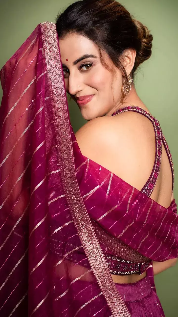 देसी लुक में Akshara Singh ने मचाया बवाल, पर्पल लहंगे में कयामत पोज दे लूटी महफिल...