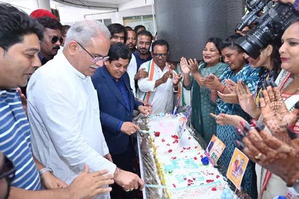 CM भूपेश ने काटा 150 फीट की लंबाई वाला केक, वजन 430 किलोग्राम, यह स्पेशल केक बोंजेलो द्वारा किया गया तैयार CM भूपेश ने काटा 150 फीट की लंबाई वाला केक, वजन 430 किलोग्राम, यह स्पेशल केक बोंजेलो द्वारा किया गया तैयार