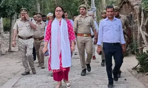 Gonda News: गोंडा में डीएम ने स्कूल पर मारा छापा, 89 लड़कियां गैरहाजिर थीं, वार्डन समेत 4 के खिलाफ एफआईआर