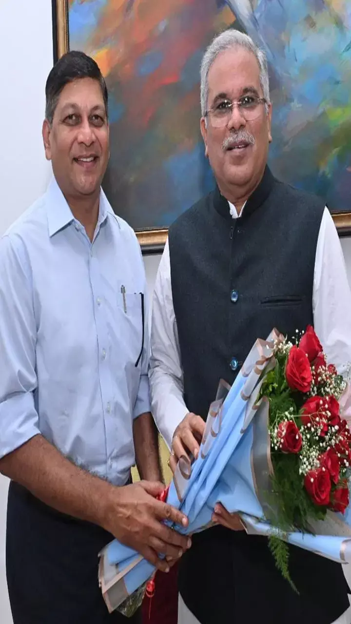Happy Birth Day to CM Bhupesh Baghel: फोटो में देखिएः छत्तीसगढ़़ के ब्यूरोक्रेट्स ने दिया सीएम भूपेश को इस तरह बधाई...