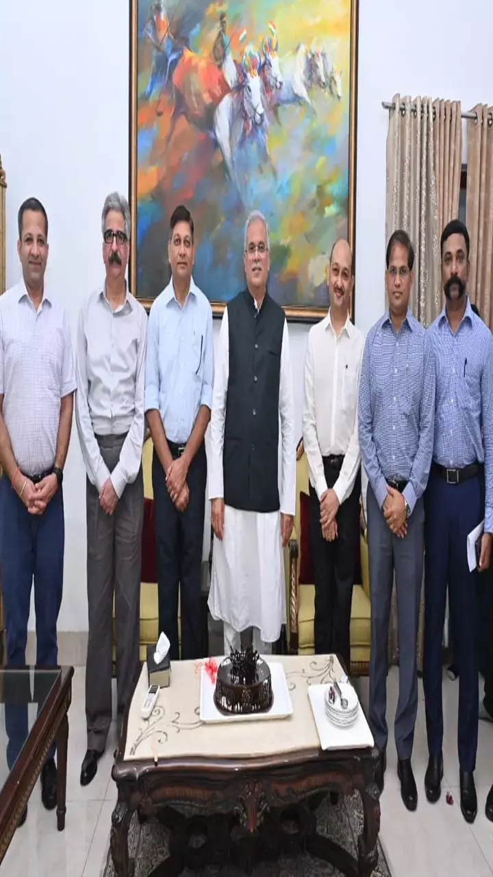 Happy Birth Day to CM Bhupesh Baghel: फोटो में देखिएः छत्तीसगढ़़ के ब्यूरोक्रेट्स ने दिया सीएम भूपेश को इस तरह बधाई...