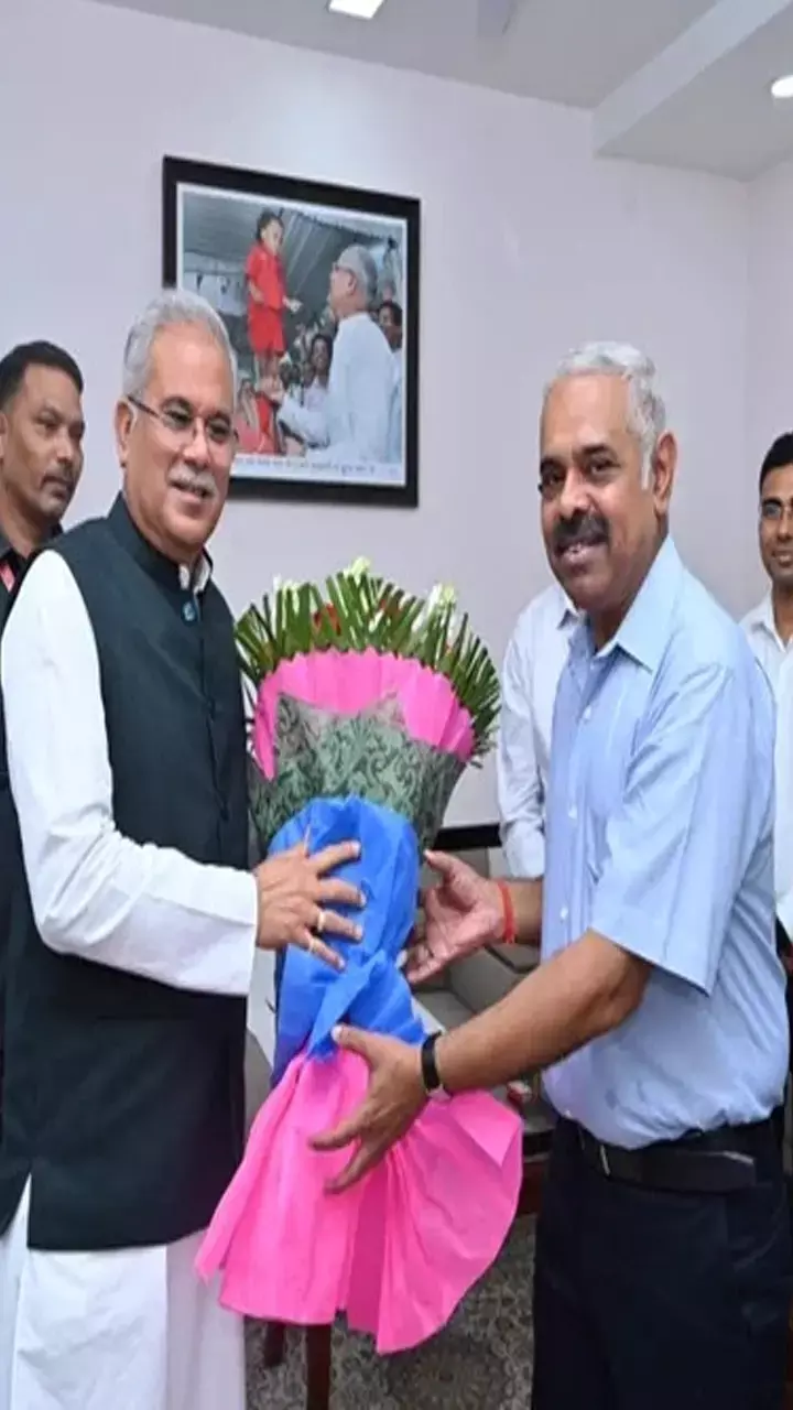 Happy Birth Day to CM Bhupesh Baghel: फोटो में देखिएः छत्तीसगढ़़ के ब्यूरोक्रेट्स ने दिया सीएम भूपेश को इस तरह बधाई...