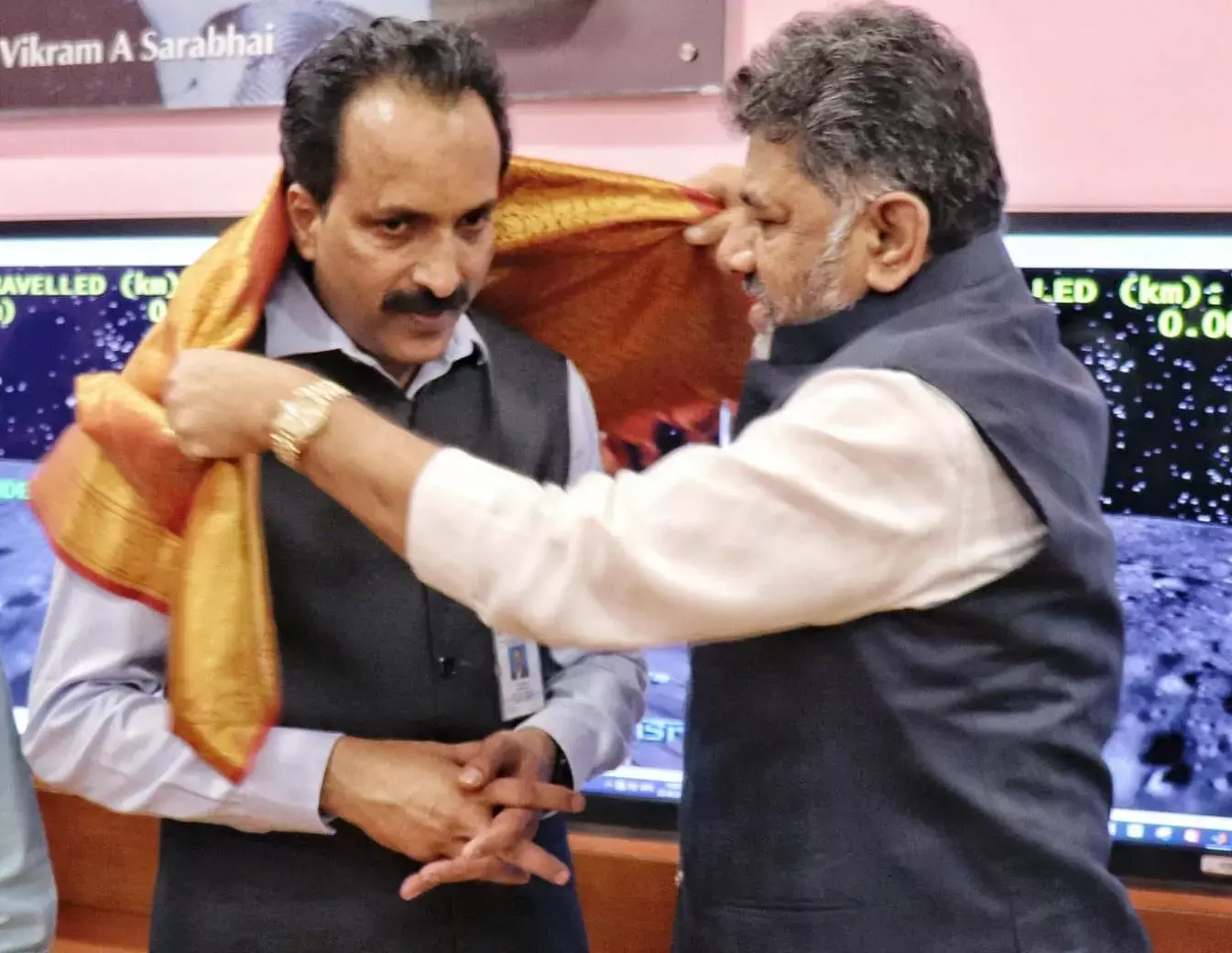 Chandrayaan-3 : कर्नाटक के CM सिद्दारमैया ने इसरो चीफ को दी बधाई, डिप्‍टी सीएम डी.के. शिवकुमार ने टीम को किया सम्मानित